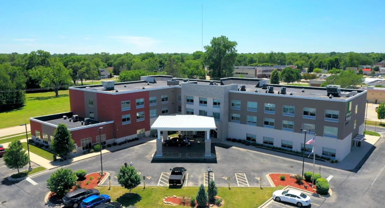 Holiday Inn Express & Suites Galesburg, An Ihg Hotel Exterior photo